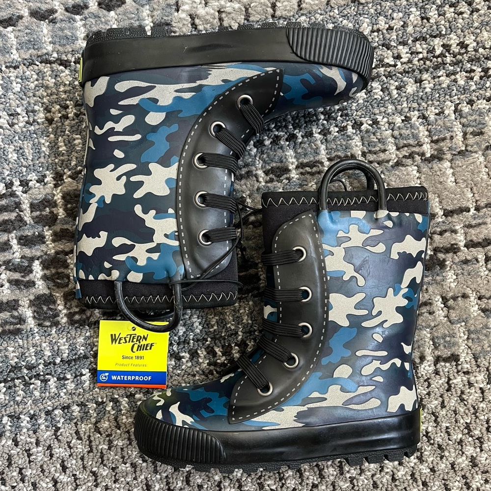 ❄️ NWT Kids Western Chief Blue Camo Reflective Sneaker Boot, Size US 9/10 - Picture 3 of 9